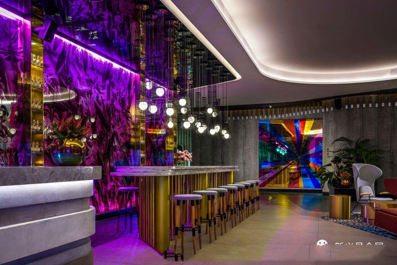 w-hotel-brisbane-pvd-gold-bar-front-and-custom-lighting-fixtures