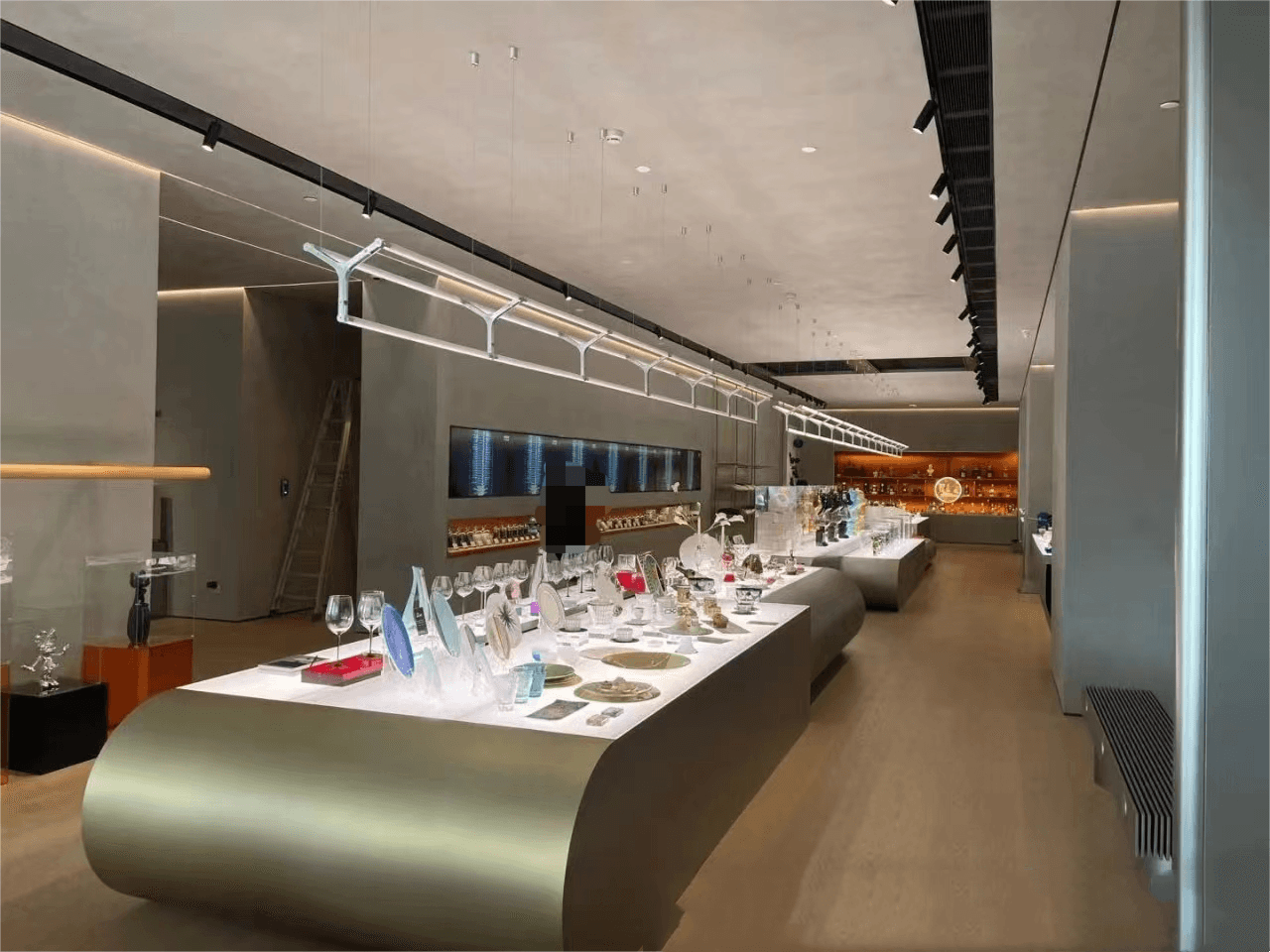 custom-curved-metal-display-counters-louvre-retail