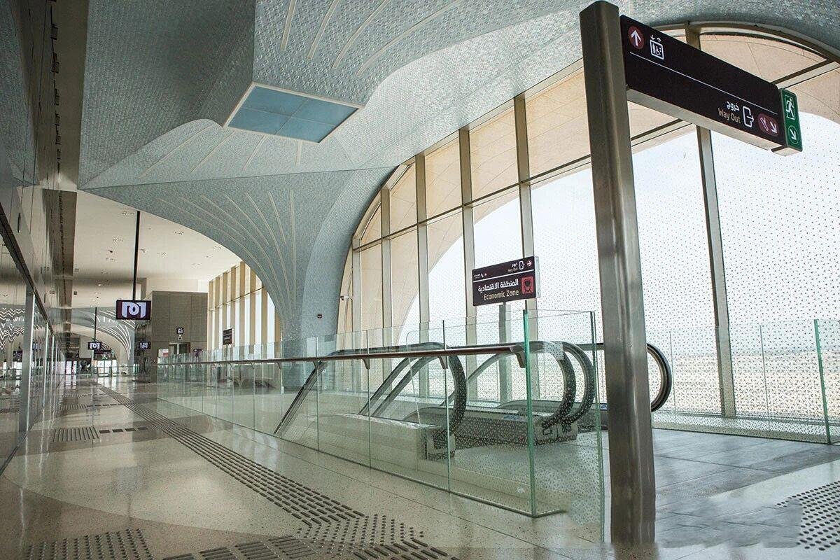 doha-metro-platform-stainless-steel-column-cover-tactile-paving