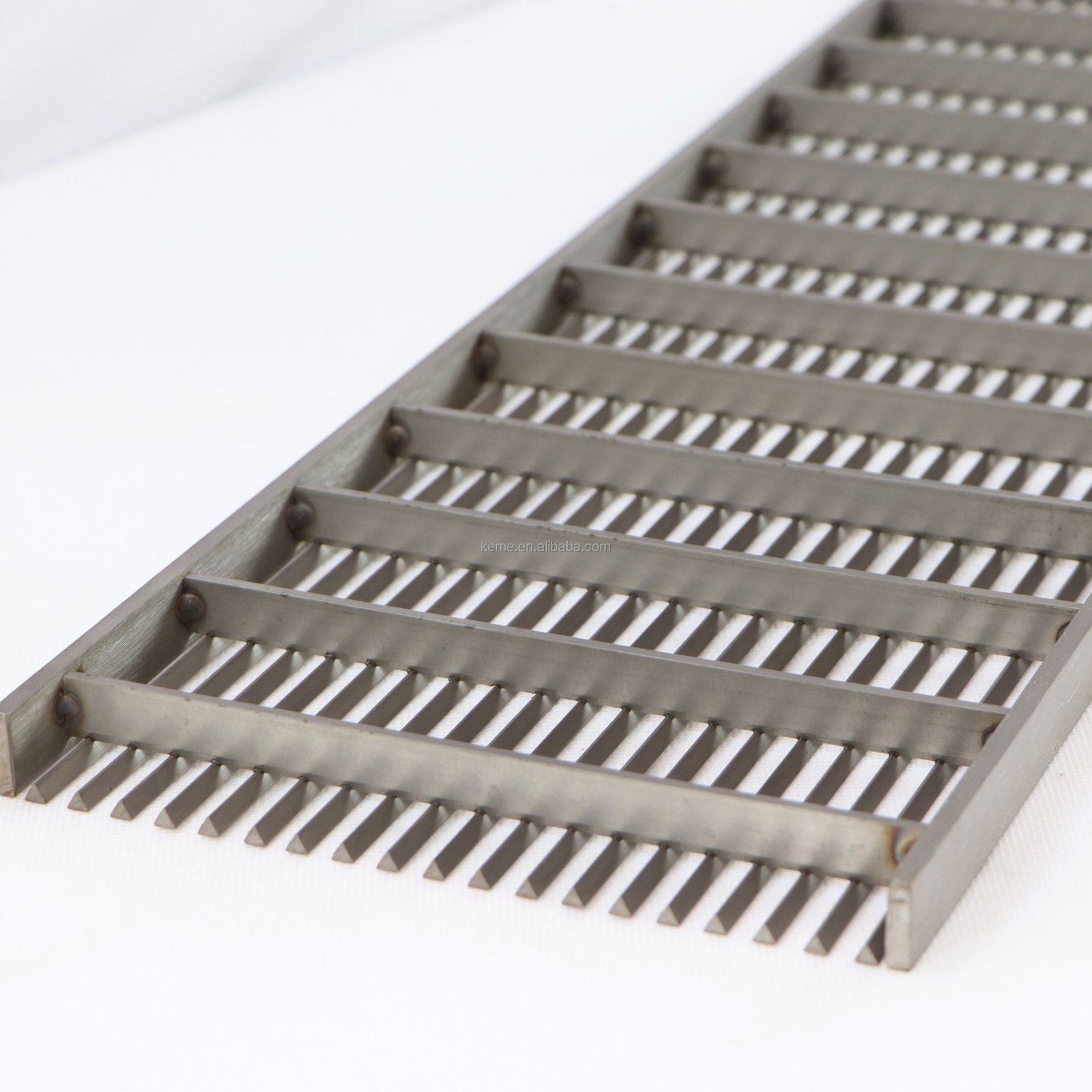Detail of a slip-resistant stainless steel grating, showing a anti-slip surface and welded crossbars for industrial loads
