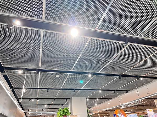 White powder-coated expanded metal mesh ceiling panels for commercial mall interiors, providing optimal airflow and modern aesthetics.